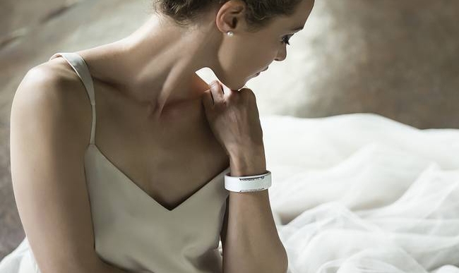 Умный браслет Polar Loop Crystal украшен кристаллами Swarovski