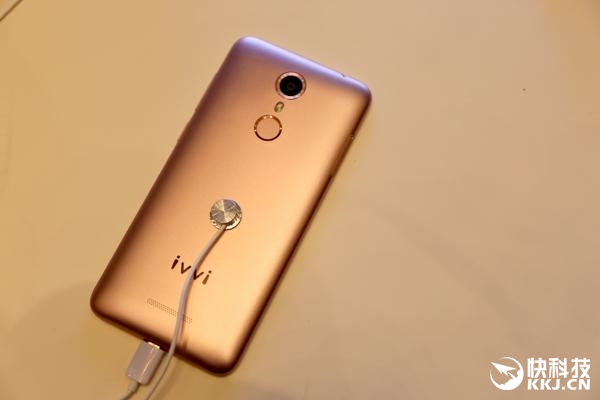 Смартфон Coolpad ivvi Small Bone стоит дороже, чем можно было бы подумать