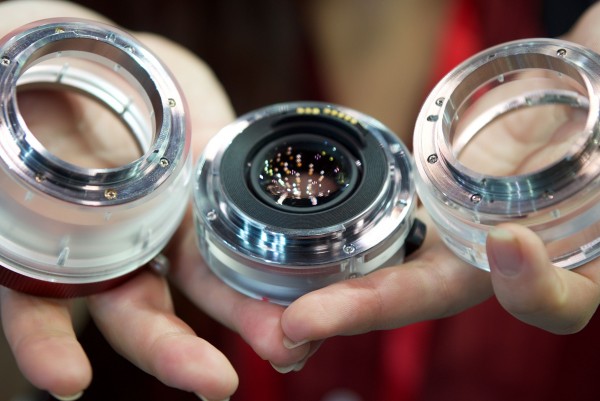 Разработчики показали варианты переходника Flare Adapter для объективов PL и EF, а также телеконвертор с креплениями EF