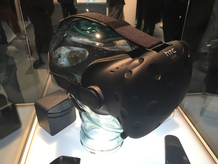 Потребительская версия гаритуры HTC Vive, оцененная в $799, предложит встроенный телефонный сервис (фото с выставки)