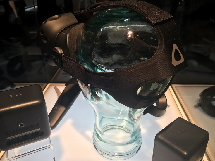 Потребительская версия гаритуры HTC Vive, оцененная в $799, предложит встроенный телефонный сервис (фото с выставки)