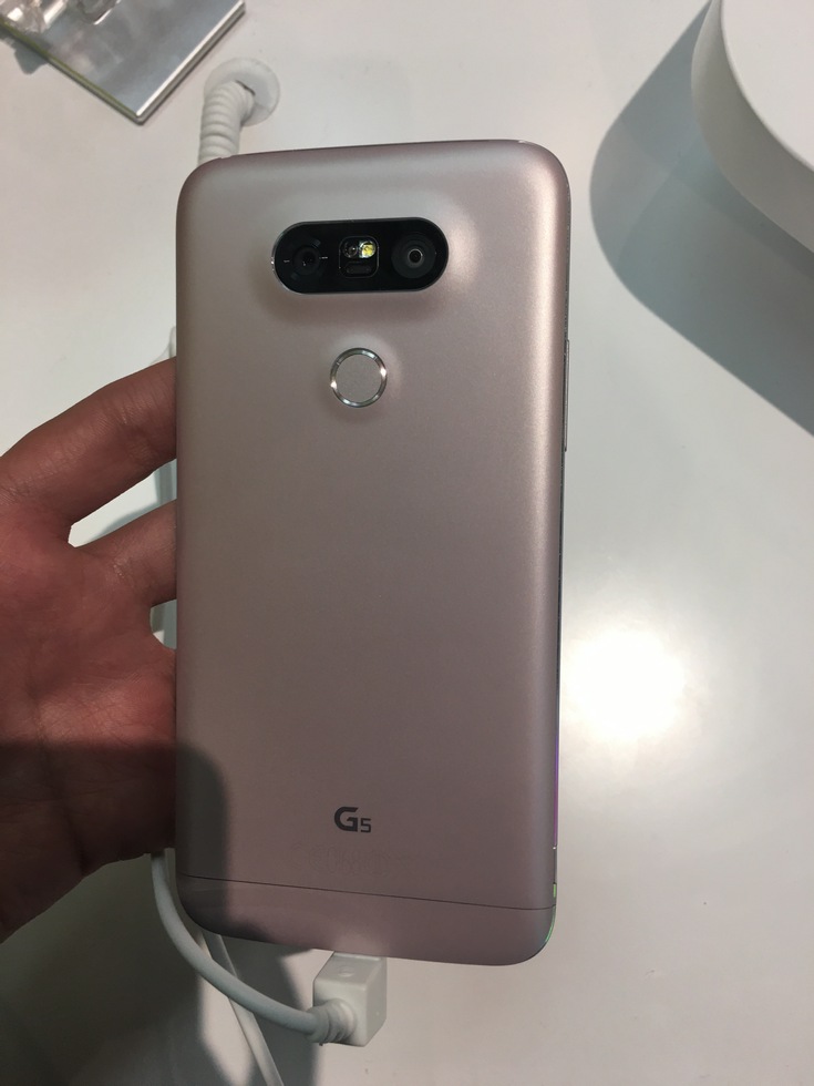 Представлен флагманский смартфон LG G5, который получит целую серию аксессуаров, подключаемых через универсальный слот (фото с MWC 2016)