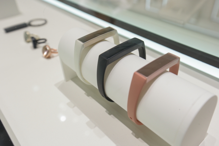 На MWC 2016 показали Samsung показала умные браслеты-украшения Charm