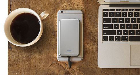 Портативный аккумулятор Scosche MagicMount для iPhone крепится к смартфону при помощи магнита