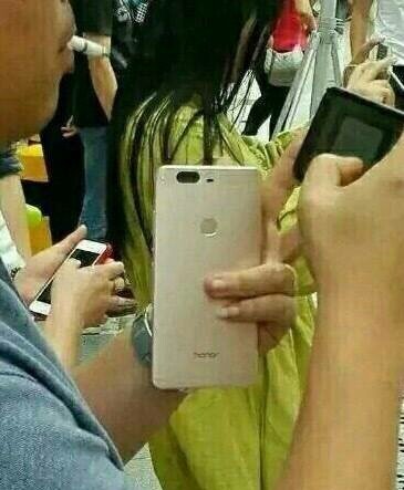 Опубликованы фотографии смартфона Huawei Honor V8 