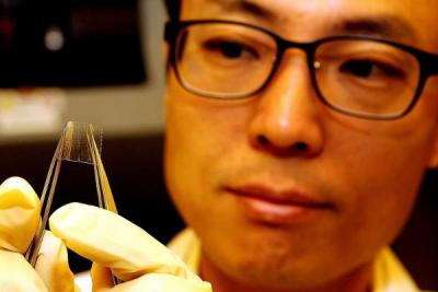 К достоинствам MRAM относится высокое быстродействие и способность хранить информацию в отсутствие питания