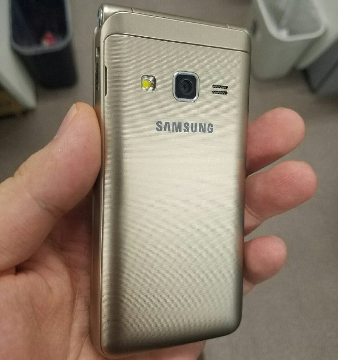 Смартфон Samsung Folder второго поколения