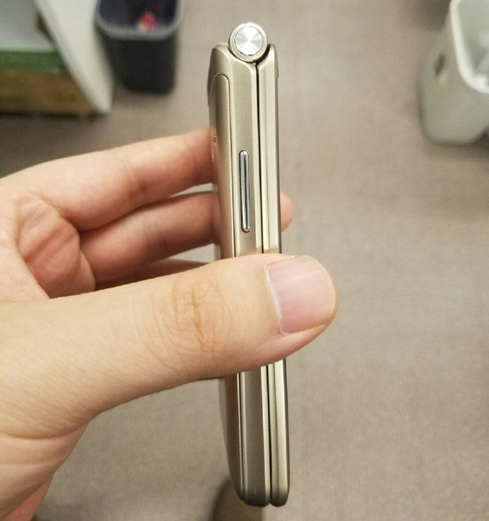 Смартфон Samsung Folder второго поколения