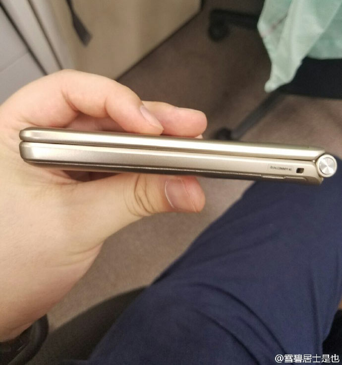 Размер дисплея Samsung Folder 2 равен 3,8 дюйма, а его разрешение составляет 800 х 480 пикселей