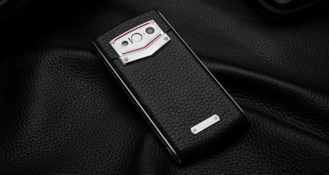 Защищенный смартфон Leagoo V1 изготовлен с использованием металла и натуральной кожи