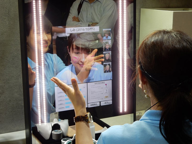 С листа-носителя сверхтонкая пленка макияжа переносится на увлажненную кожу