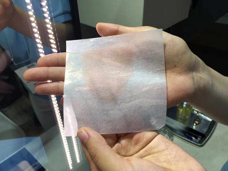 С листа-носителя сверхтонкая пленка макияжа переносится на увлажненную кожу