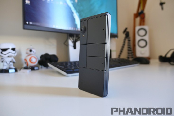 Смартфон Google Project Ara позирует на множестве фотографий