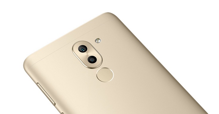 Смартфон Huawei Mate 9 Lite получился значительно проще старшей версии