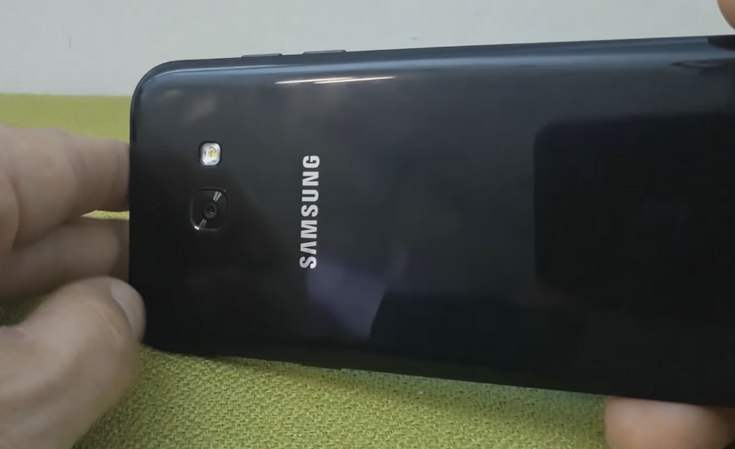 Смартфон Samsung Galaxy A5 очень похож на флагманов