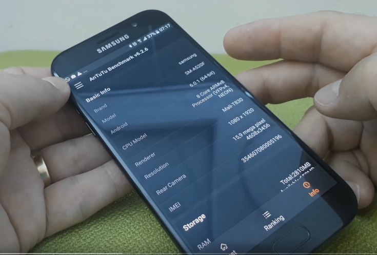Смартфон Samsung Galaxy A5 очень похож на флагманов