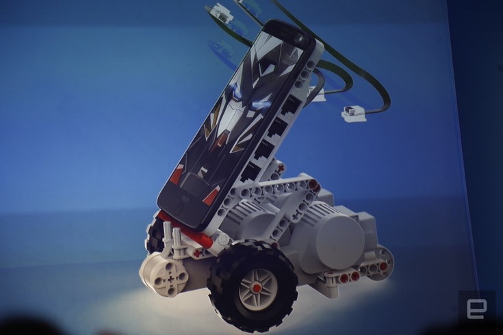 Lenovo приготовила модуль Amazon Alexa Moto Mod