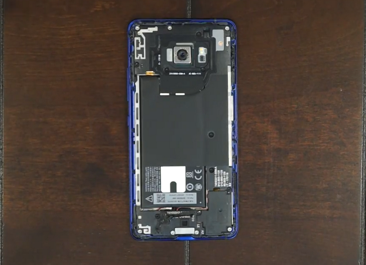 Смартфон HTC U Ultra не так уж сложно разобрать