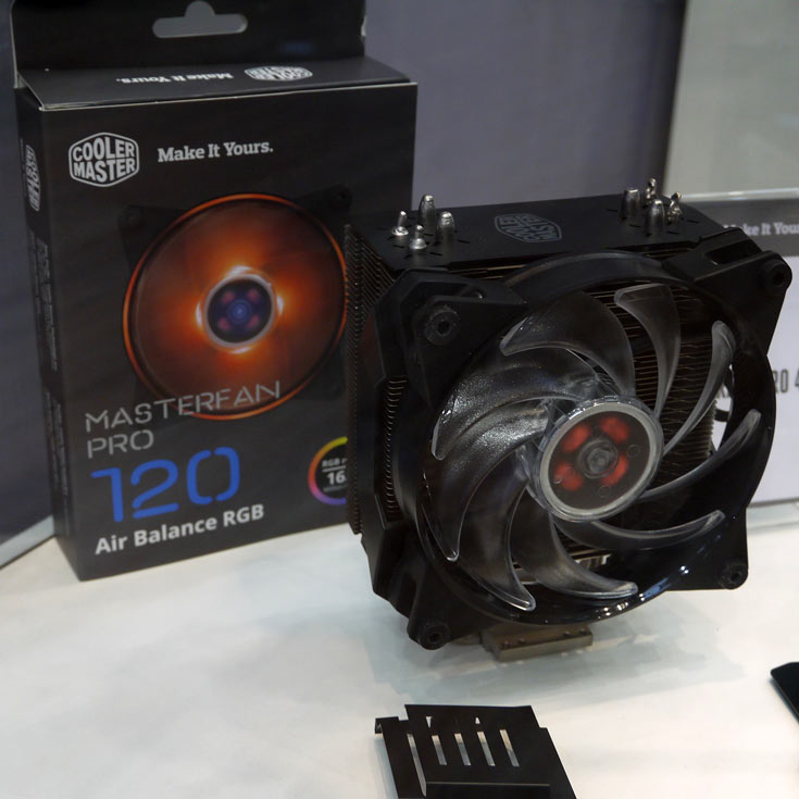 Вентиляторы MasterFan Pro типоразмера 120 и 140 мм оснащены многоцветной подсветкой