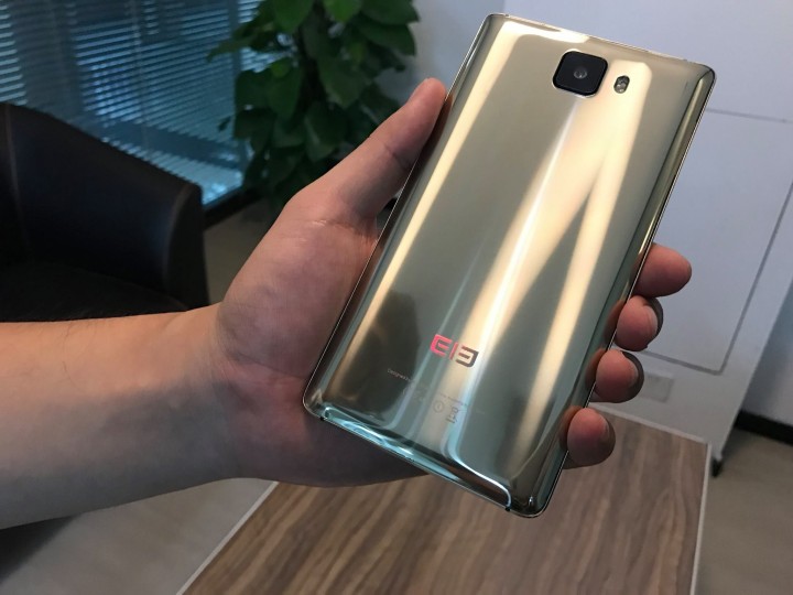 Elephone S8 на фото