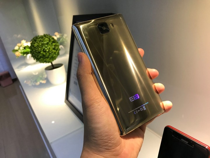 Elephone S8 на фото