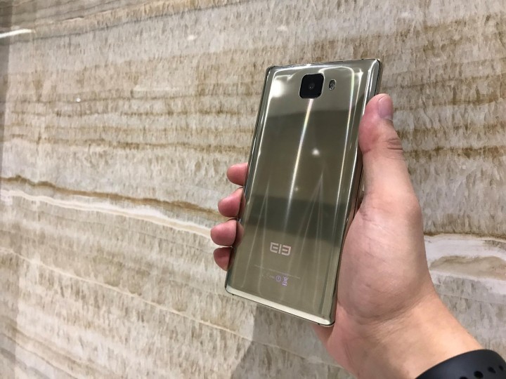 Elephone S8 на фото